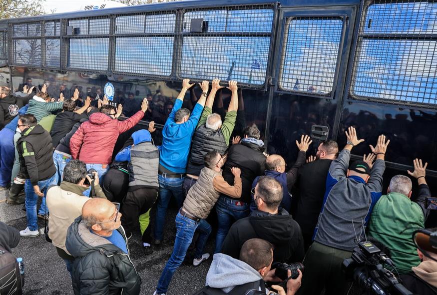 Ένταση μεταξύ ΜΑΤ και αγροτών στον κόμβο της Νίκαιας