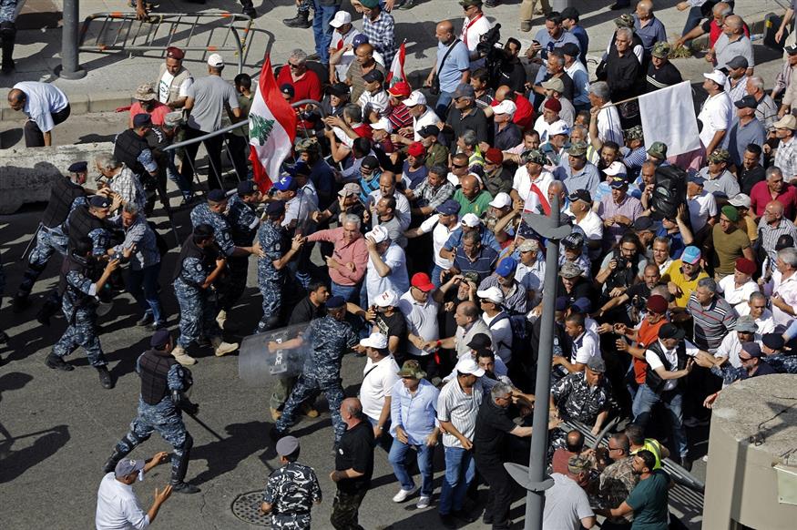 Διαδηλωτές συγκρούονται με την Αστυνομία (AP Photo/Bilal Hussein)