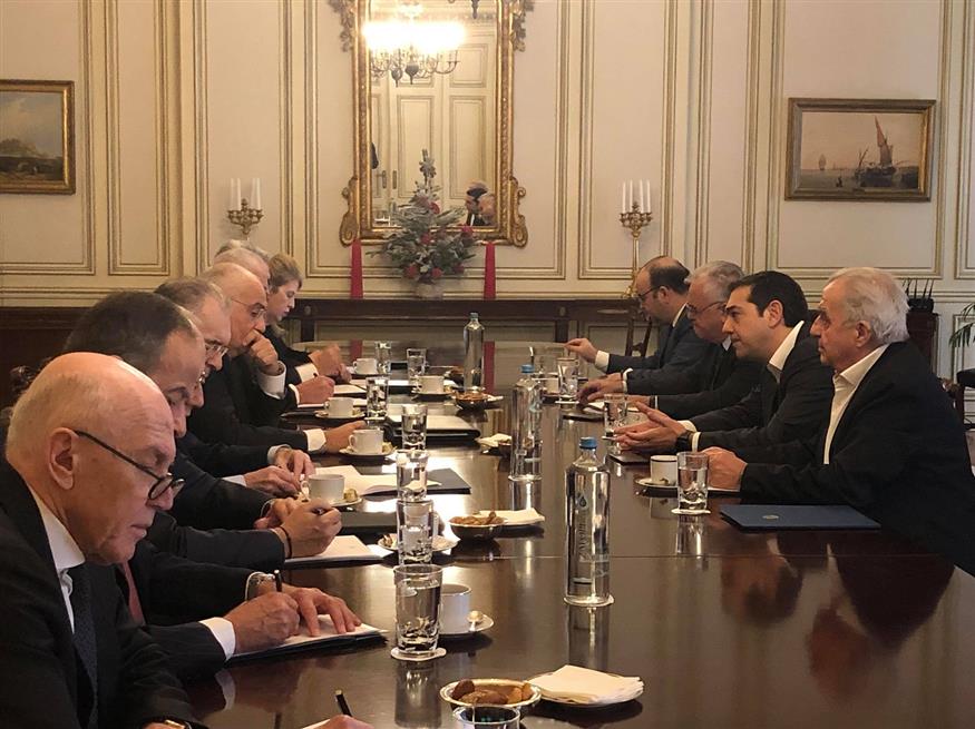 Φωτογραφία από την σημερινή συνάντηση του Αλέξη Τσίπρα με τους τραπεζίτες