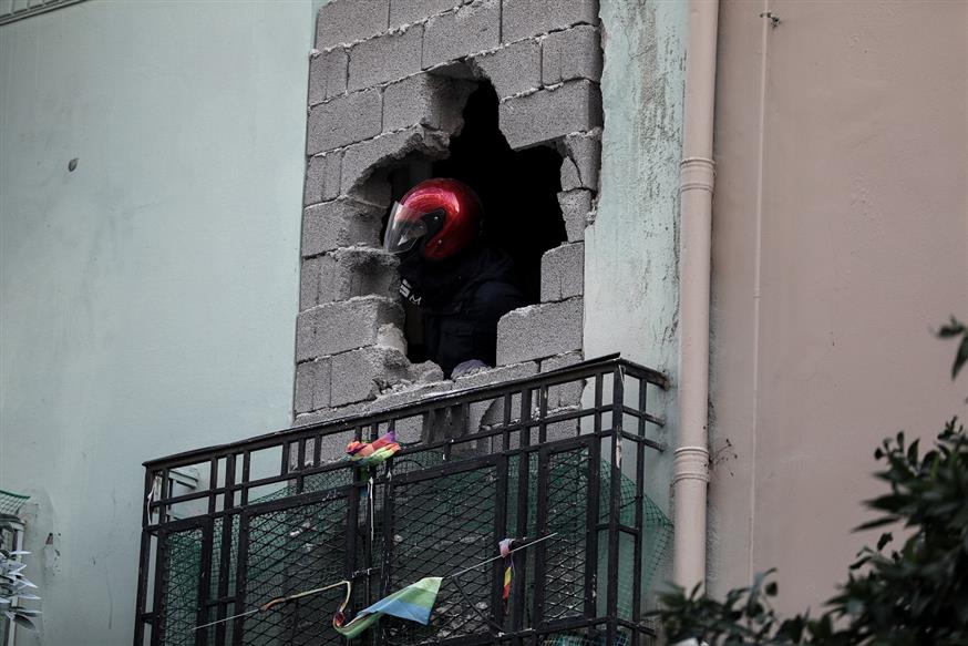 Καταληψίας παρακολουθεί τις κινήσεις της ΕΛΑΣ μέσα από το κτίριο (EUROKINISSI/ΤΑΤΙΑΝΑ ΜΠΟΛΑΡΗ)