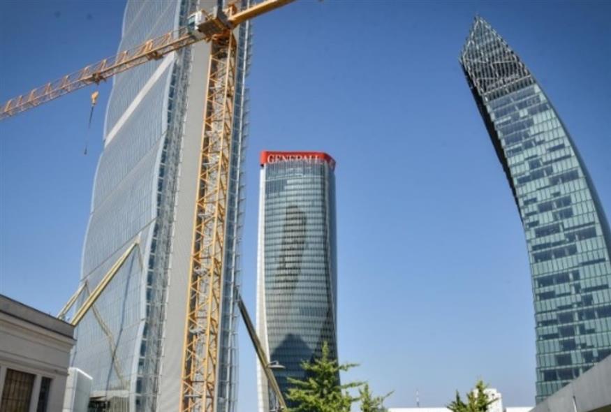 στράβωσε πινακίδα/ΑΠΕ-ΜΠΕ