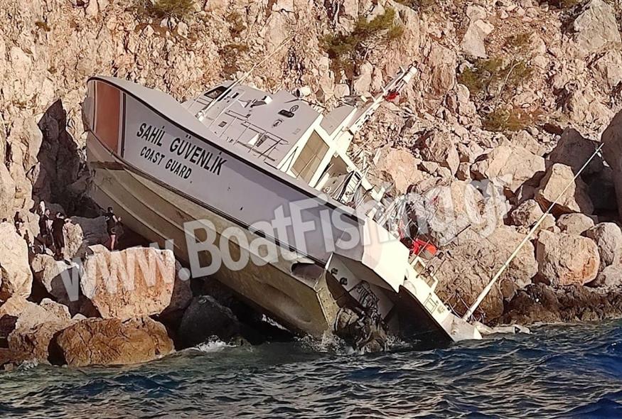 Σκάφος της τουρκικής ακτοφυλακής έπεσε σε βράχια (boatfishing.gr)