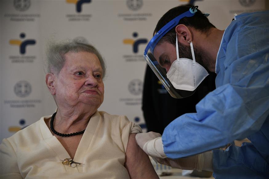 Η 95χρονη Δέσποινα που έκανε πρώτη το εμβόλιο (copyright: Eurokinissi)