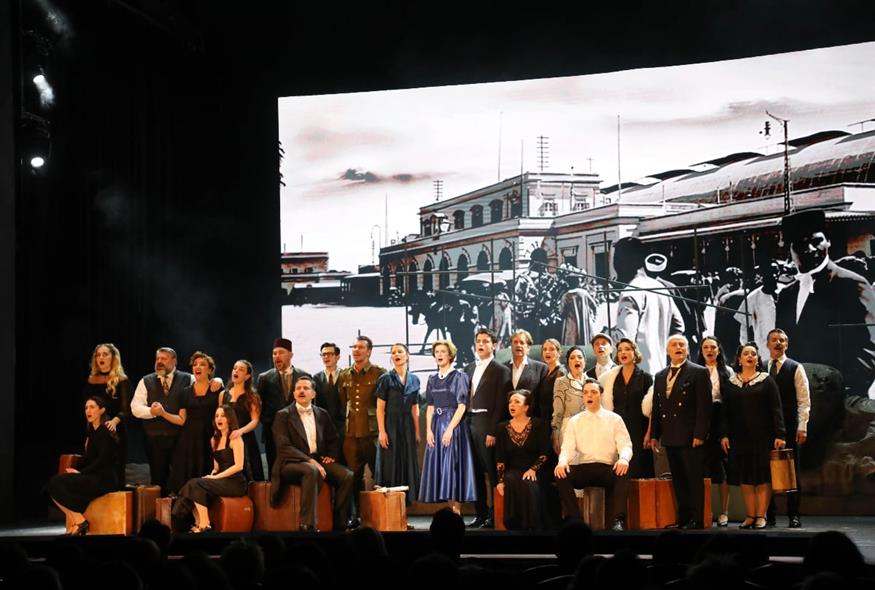 Τους ρόλους ενσαρκώνει ένα εξαιρετικό καστ ηθοποιών: Άννα Μάσχα, Εριέττα Μανούρη, Ιωάννης Παπαζήσης, Αλκιβιάδης Μαγγόνας,  Χριστίνα Αλεξανιάν, Ελένη Καρακάση, Αλίνα Κοτσοβούλου, Δημήτρης Δεγαΐτης, Φωτεινή Παπαθεοδώρου, Λήδα Ματσάγγου, Γιώργος Ψυχογυιός, Γιάννης Στόλλας, Γιάννης Μανιός, Αλέξανδρος Σιάτρας, κ.α. (Copyright: NDP)