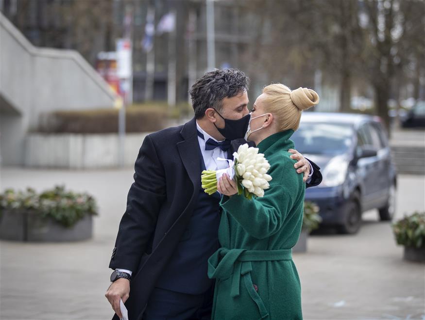 Γάμος στη Λιθουανία την εποχή του κορονοϊού (ΑP photo)