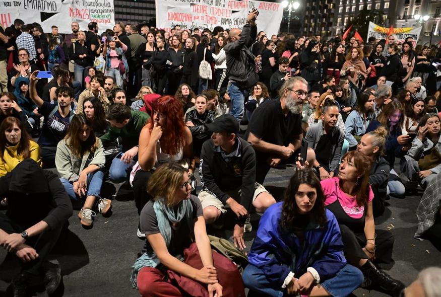 Οι εικόνες αλληλεγγύης που τόσο έχουμε ανάγκη: Το Σύνταγμα την Κυριακή «ούρλιαξε» για Δικαιοσύνη