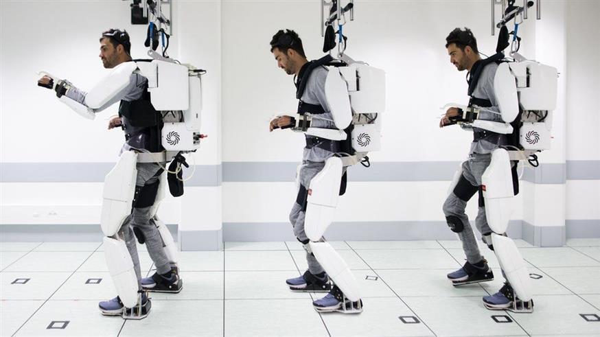 Τετραπληγικός περπατά ξανά με ρομποτικό εξωσκελετό/ΑΠΕ - ΜΠΕ