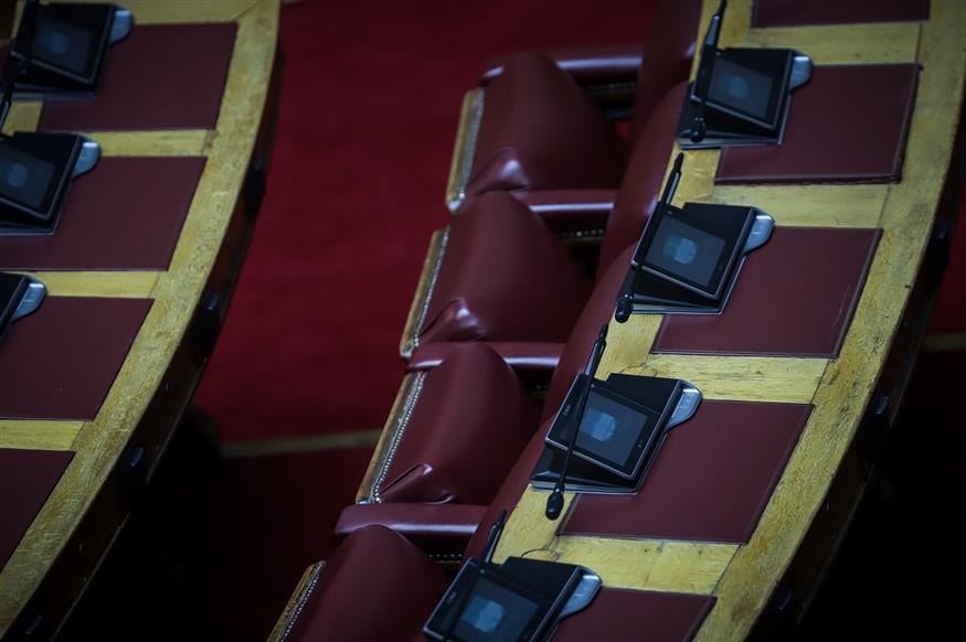 Βουλευτικά έδρανα στην αίθουσα της Ολομέλειας της Βουλής (Eurokinissi/Γιάννης Παναγόπουλος)