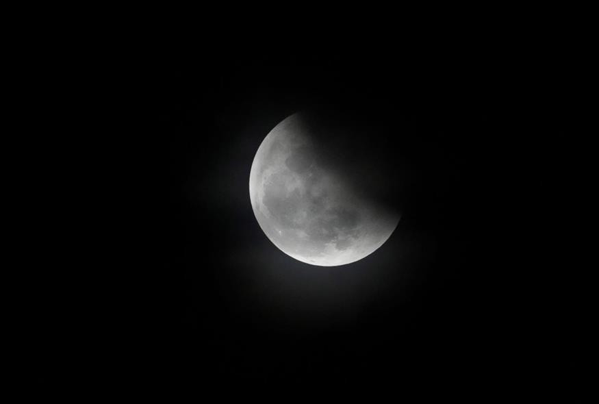 Το φεγγάρι «βάφτηκε» κόκκινο: Μοναδικές φωτογραφίες από την ολική έκλειψη του φεγγαριού (AP Photos)