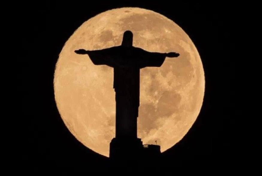 Στο σκοτάδι το άγαλμα του Χριστού στο Ρίο