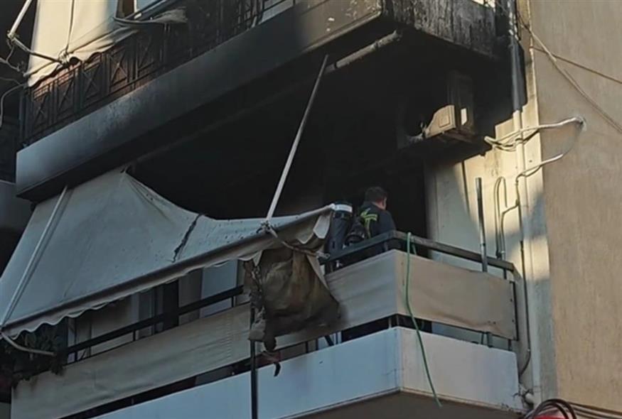 Μεγάλες φλόγες και καπνοί σε διαμέρισμα στο Μπραχάμι (οrangepress.gr)