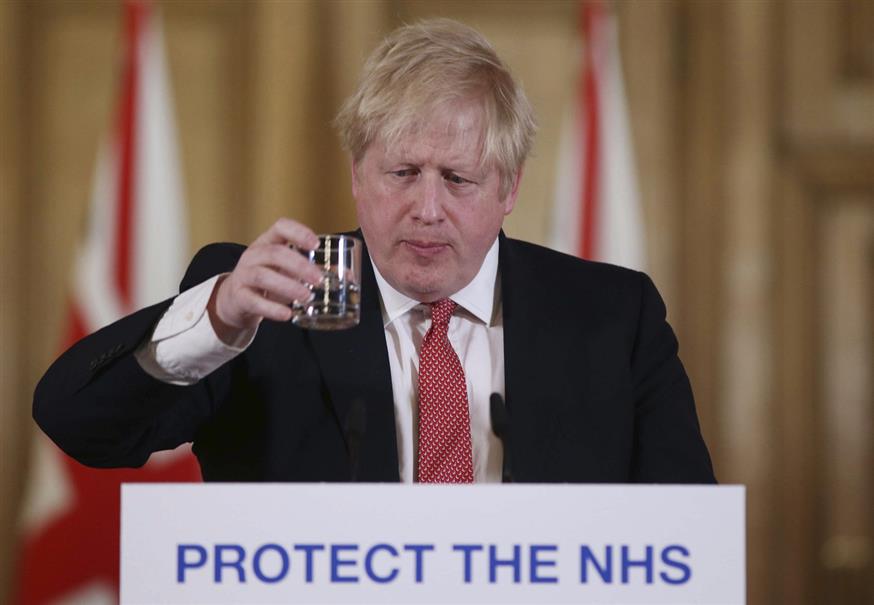 O Τζόνσον πίνει νερό στο όνομα του βρετανικού συστήματος υγείας  (Ian Vogler / Pool via AP)