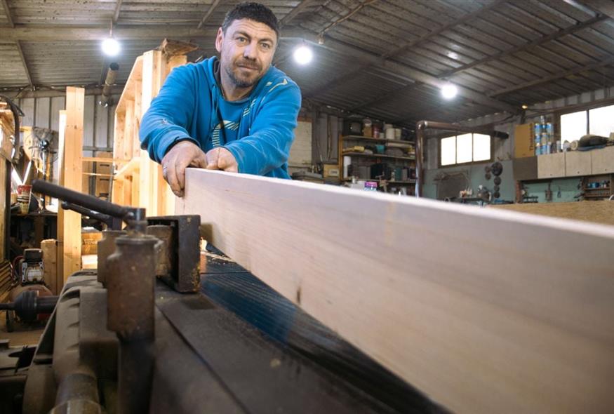 Ο Σταμάτης Γεωργόπουλος είναι ίσως ο τελευταίος καραβομαραγκός της λιμνοθάλασσας