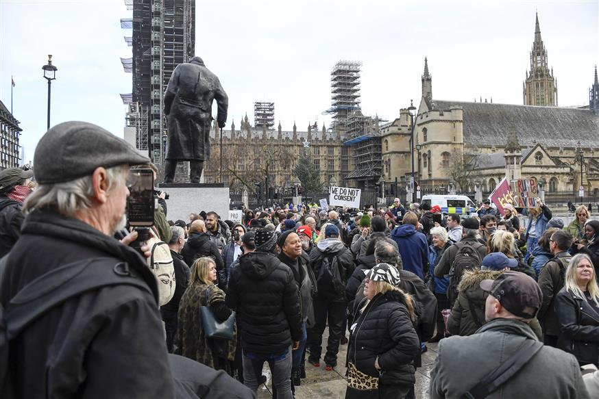Διαδήλωση κατά του lockdown στην πλατεία του Κοινοβουλίου, στο Λονδίνο./ AP PHOTOS