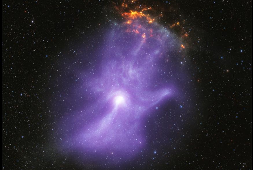 Η σύνθετη απεικόνιση δείχνει το φανταστικό αντικείμενο που μοιάζει με χέρι, το MSH 15-52, όπως φαίνεται από το διαστημικό τηλεσκόπιο Chandra X-ray της NASA και το διαστημικό τηλεσκόπιο IXPE, αποκαλύπτοντας παράξενες δομές που μοιάζουν με τα οστά ενός ανθρώπινου χεριού.