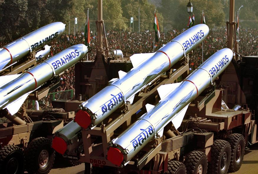 Οι πύραυλοι Brahmos του ινδικού στρατού, ένας υπερηχητικός πύραυλος κρουζ, επιδεικνύονται κατά τη διάρκεια της παρέλασης για την Ημέρα της Δημοκρατίας στο Νέο Δελχί, Ινδία / AP Photo/Gurinder Osan