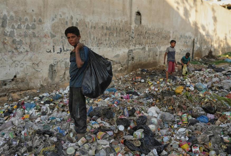 Παιδί στη Γάζα ψάχνει στα σκουπίδια για υλικά για να μπορέσει να μαγειρέψει (AP Photo/Jehad Alshrafi)