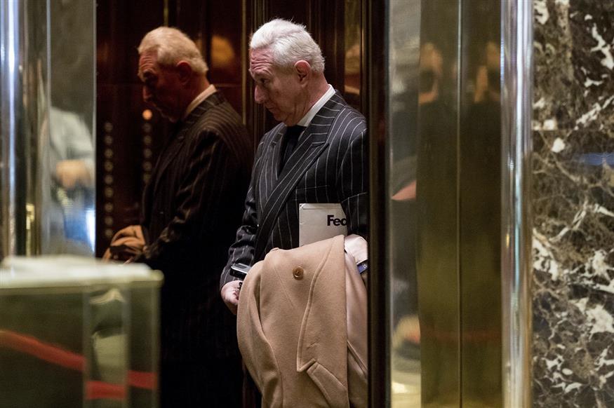 Ο Ρότζερ Στόουν μέσα σε ασανσέρ του Πύργου Τραμπ στη Νέα Υόρκη (AP Photo/Andrew Harnik)