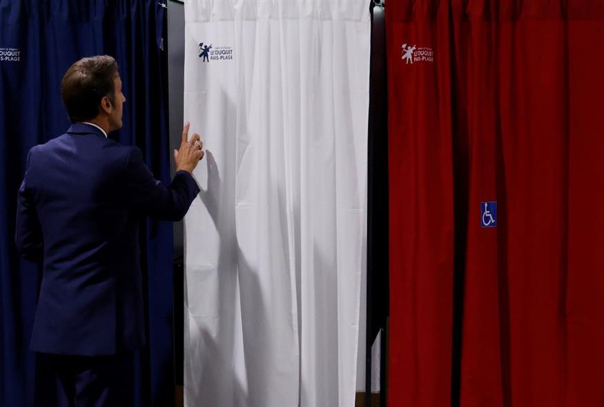 Ο Εμανουέλ Μακρόν πριν ψηφίσει/AP Photos