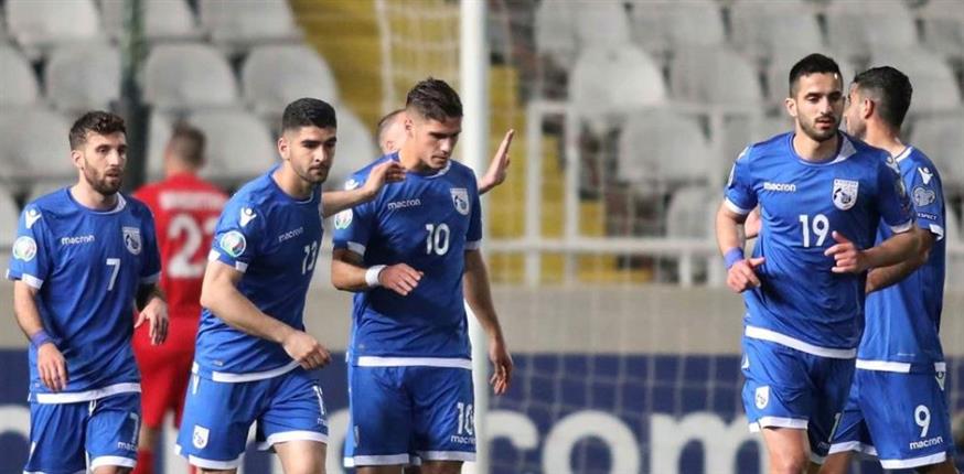 Οι παίκτες της Κύπρου πανηγυρίζουν ένα απ' τα πέντε γκολ που πέτυχαν επί του Αγιου Μαρίνου