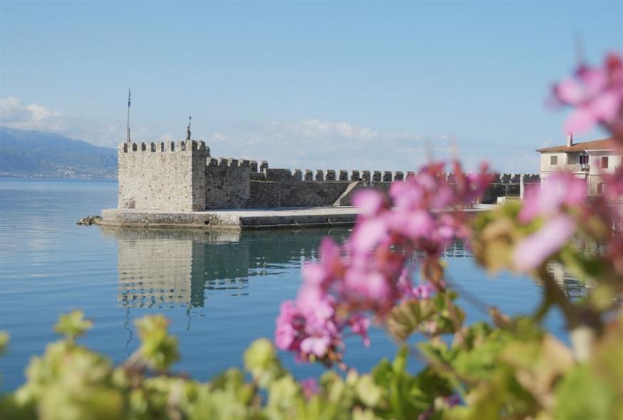 Υπέροχα γραφικό, πρωί και βράδυ, το ενετικό λιμάνι της Ναυπάκτου χαρακτηρίζεται από τους δύο βραχίονες του κάστρου