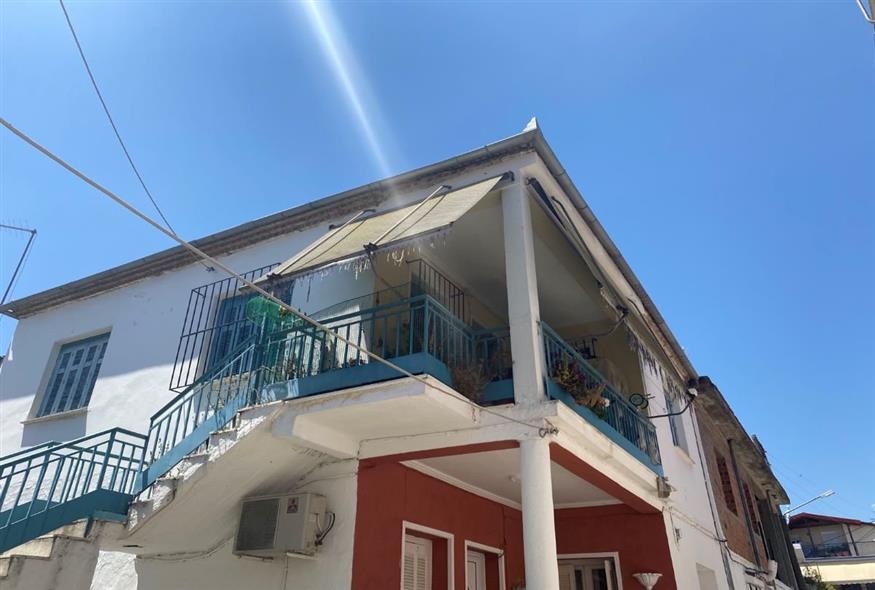 Το σπίτι που ζούσε κλεισμένη για δεκαετίες μία 51χρονη στη Λάρισα (onlarissa.gr)
