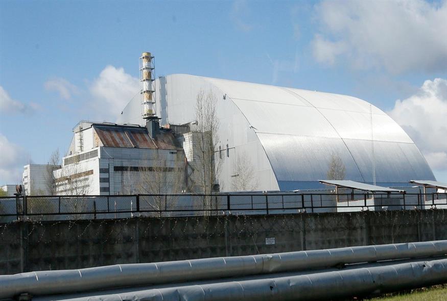 Κατασκευή καλύπτει τον αντιδραστήρα που εξερράγη στον πυρηνικό σταθμό του Τσερνομπίλ της Ουκρανίας / AP Photo/Efrem Lukatsky