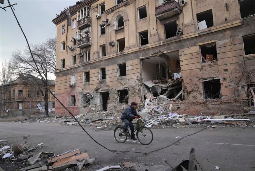 Κτίριο «πληγωμένο» από τους βομβαρδισμούς στην Μαριούπολη / AP Photo/Evgeniy Maloletka