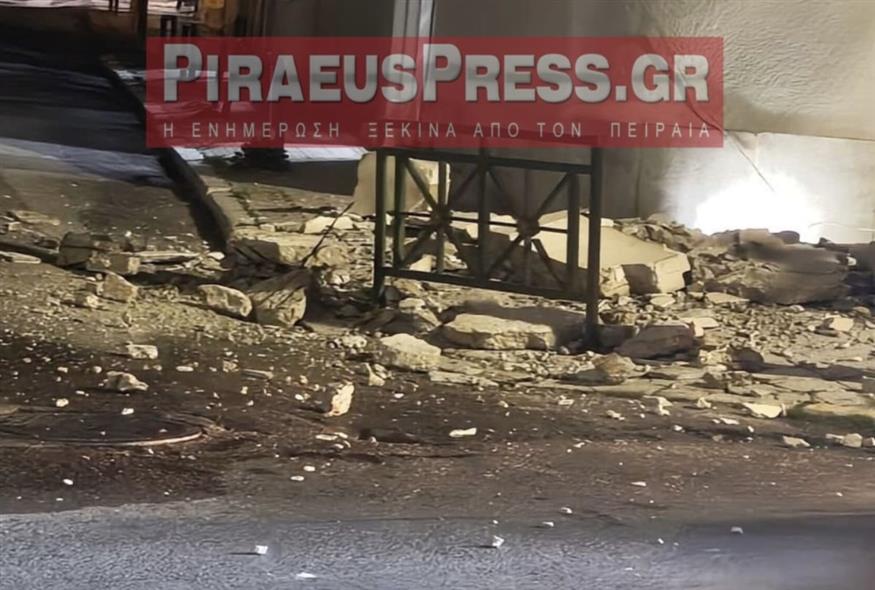Πειραιάς: Κατέρρευσε μπαλκόνι διατηρητέου κτιρίου (piraeuspress.gr)