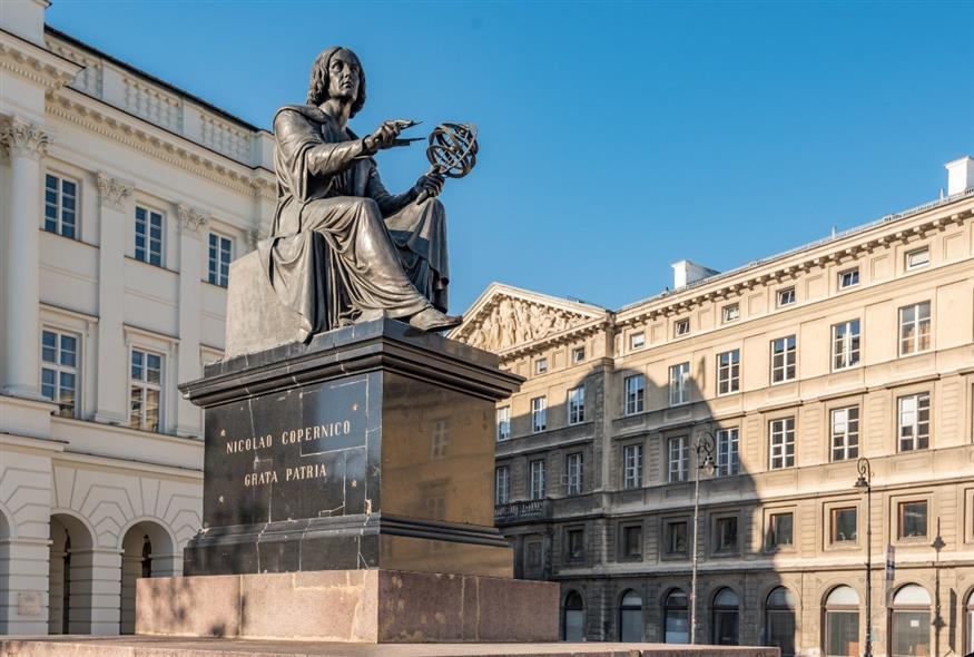Το άγαλμα του Κοπέρνικου στη Βαρσοβία. /copyright wikimedia.org
