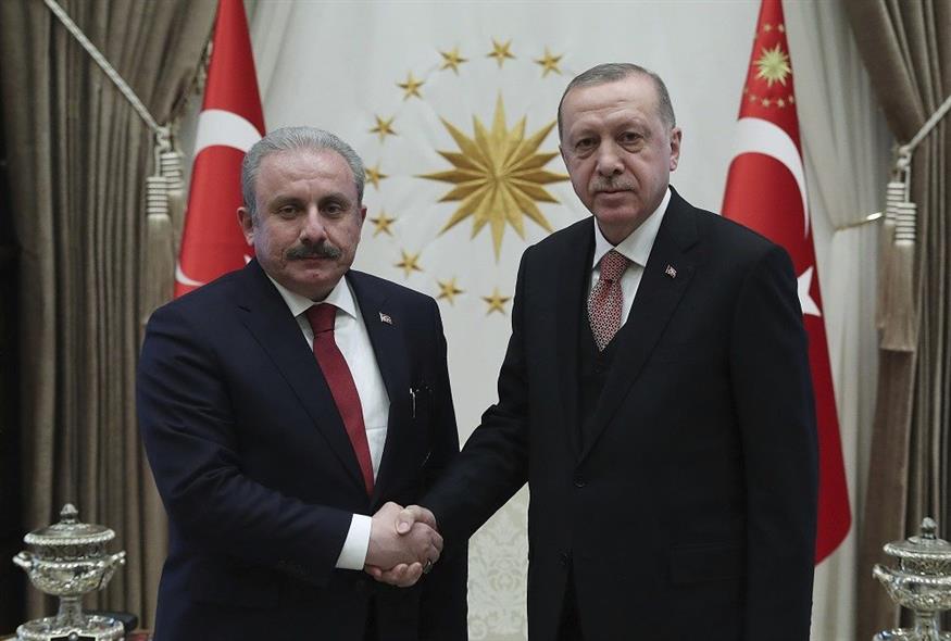 Ο πρόεδρος του τουρκικού κοινοβουλίου, Μουσταφά Σεντόπ, με τον Ρετζέπ Ταγίπ Ερντογάν (Associated Press)