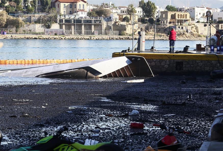 Η φωτιά κατέστρεψε ολοσχερώς τέσσερα σκάφη στη Μαρίνα Ζέας