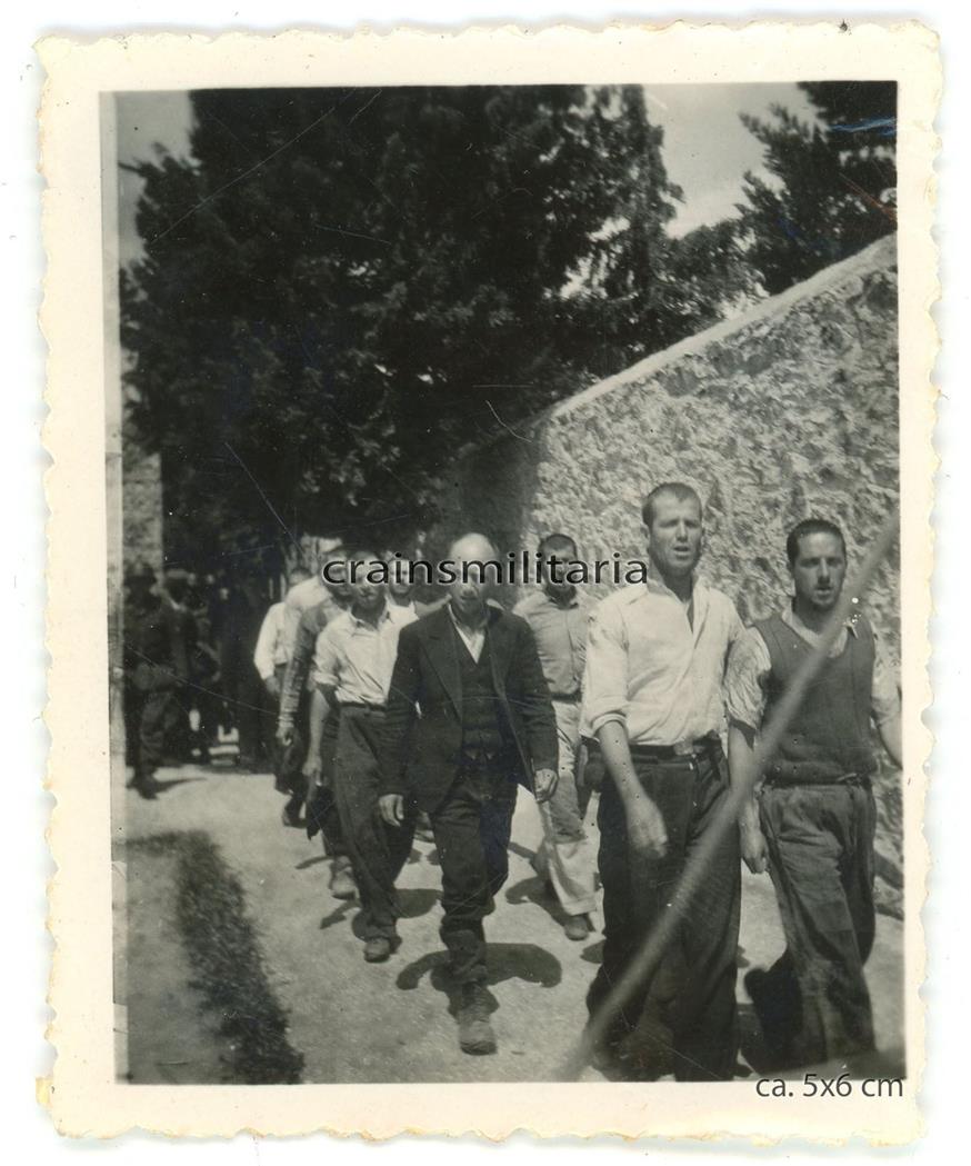 Εκτέλεση των 200 στο Σκοπευτήριο της Καισαριανής (ebay.com) Εκτέλεση των 200 στο Σκοπευτήριο της Καισαριανής (ebay.com)