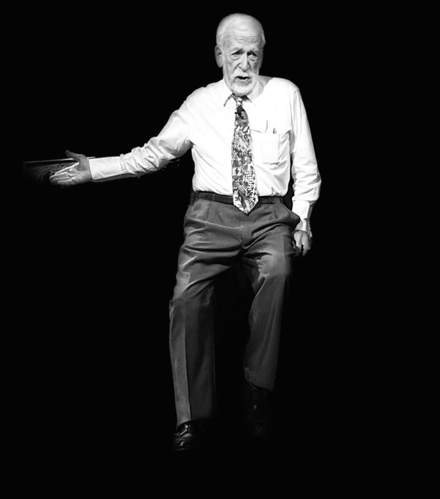 Την επιμέλεια της παράστασης έχει ο Χάρης Μιχαλογιαννάκης, βοηθός του Τσιώλη σε τρεις ταινίες του που συμμετείχε και ο Αργύρης Μπακιρτζής. Ο τελευταίος και η Τότα Ευλαβή τραγουδούν, συνοδεία πιανόλας