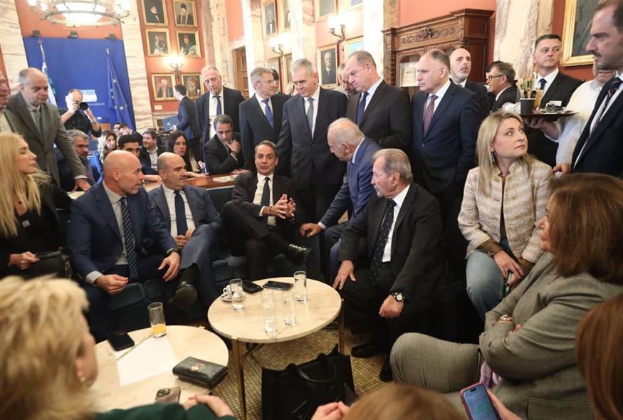 Χαλαρή κουβέντα του πρωθυπουργού και βουλευτών της ΝΔ στο εντευκτήριο της Βουλής (Eurokinissi)