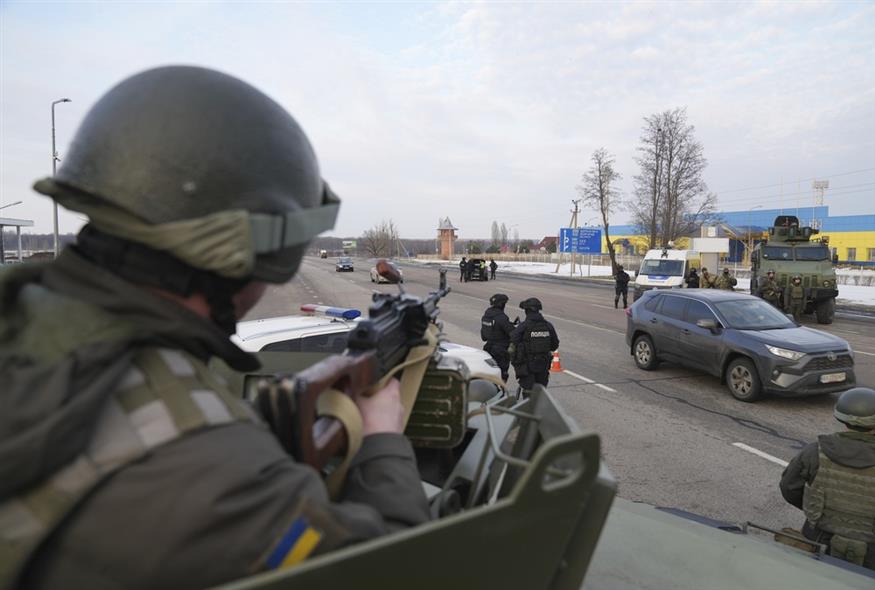 Ένας στρατιώτης της Ουκρανικής Εθνικής Φρουράςκρατά το όπλο του καθώς φυλάει το κινητό σημείο ελέγχου στο Χάρκοβο της Ουκρανίας / AP Photo/Evgeniy Maloletka