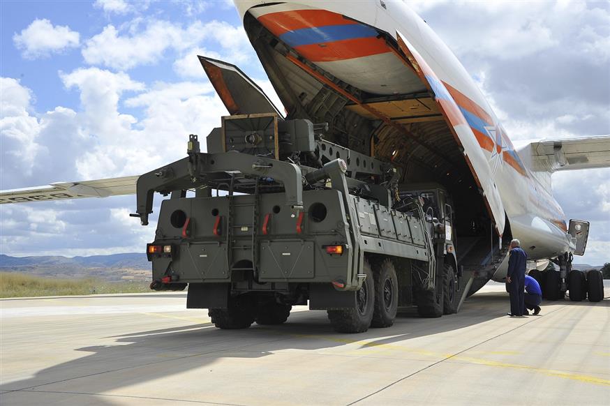 Τμήματα των ρωσικών S-400 ξεφορτώνονται στην Άγκυρα (Turkish Defence Ministry via AP, Pool)