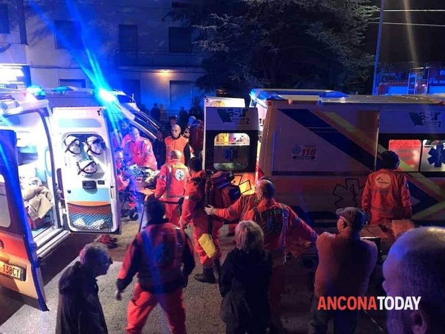 Ασθενοφόρα μεταφέρουν τραυματίες από την ντισκοτέκ στην Ανκόνα (Stefano Pagliarini/Ancona Today via AP)