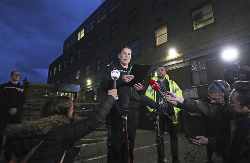 Αστυνομικοί προβαίνουν σε ανακοινώσεις για την υπόθεση που συγκλόνισε τη Βρετανία  ( Jason Roberts/PA via AP)