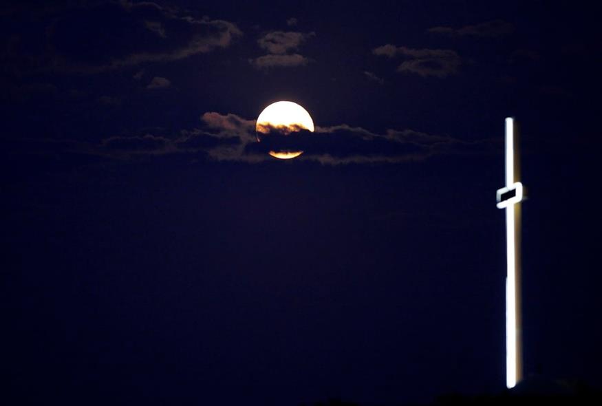 Το φεγγάρι (AP Photo/Petros Karadjias)