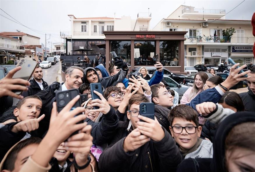 Σέλφι με τους μαθητές των σχολείων του Καπανδριτίου έβγαλε ο πρωθυπουργός