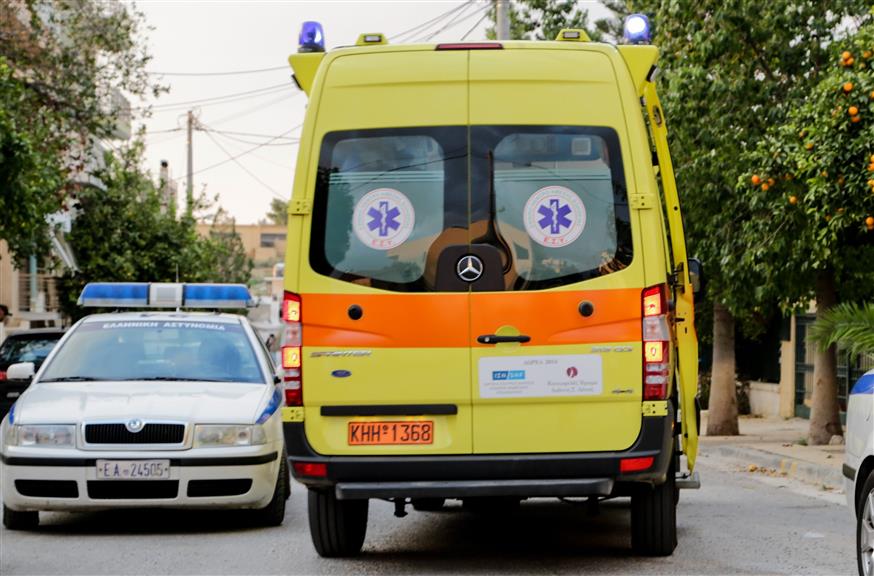 Ασθενοφόρο και περιπολικό (INTIME NEWS)