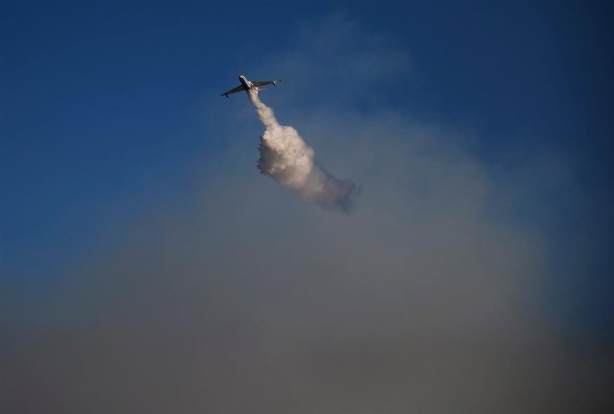 Αεροσκάφος συμμετέχει σε επιχείρηση κατάσβεσης πυρκαγιάς, στο Koycegiz, Mugla, Τουρκία / AP Photo/Emre Tazegul