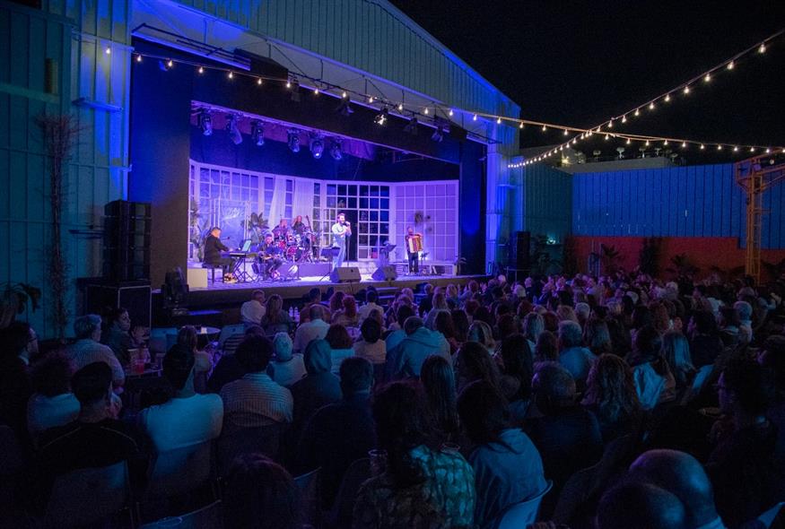 Ο εξωτερικός χώρος του Λαμπέτη, ζεστός και φιλόξενος, έμοιαζε ν' αγκαλιάζει τους θεατές με την καλοκαιρινή τους αύρα, λίγο πριν αποχαιρετήσουμε οριστικά το θέρος (Copyright: Panik Records)