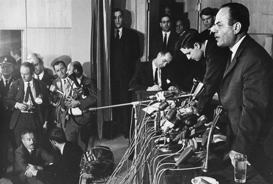 Λίγες μέρες μετά την κατάλυση της Δημοκρατίας, στις 28 Απριλίου 1967, ο Γεώργιος Παπαδόπουλος σε συνέντευξη Τύπου (Associated Press)
