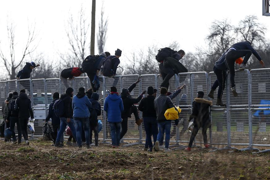 Πρόσφυγες και μετανάστες επιχειρούν να περάσουν τα ελληνοτουρκικά σύνορα (Ap Images)