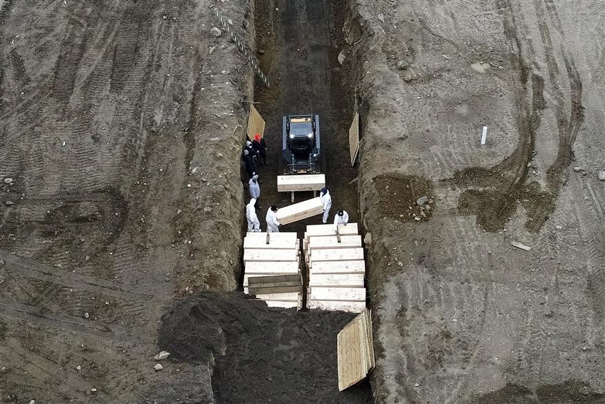 Ομαδικοί τάφοι στη Νέα Υόρκη λόγω κορονοϊού/AP Images