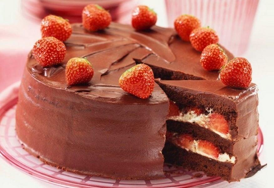Τούρτα κρέμα-σοκολάτα με φράουλες | Εικόνα: ICookGreek