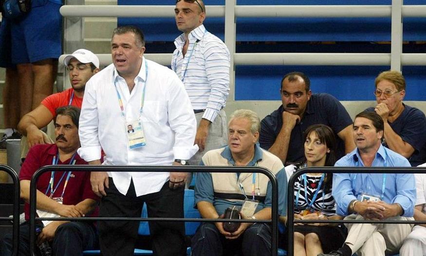 Ο Γιώργος Ποζίδης όρθιος κατά τη διάρκεια αγώνα πάλης στους Ολυμπιακούς Αγώνες του 2004