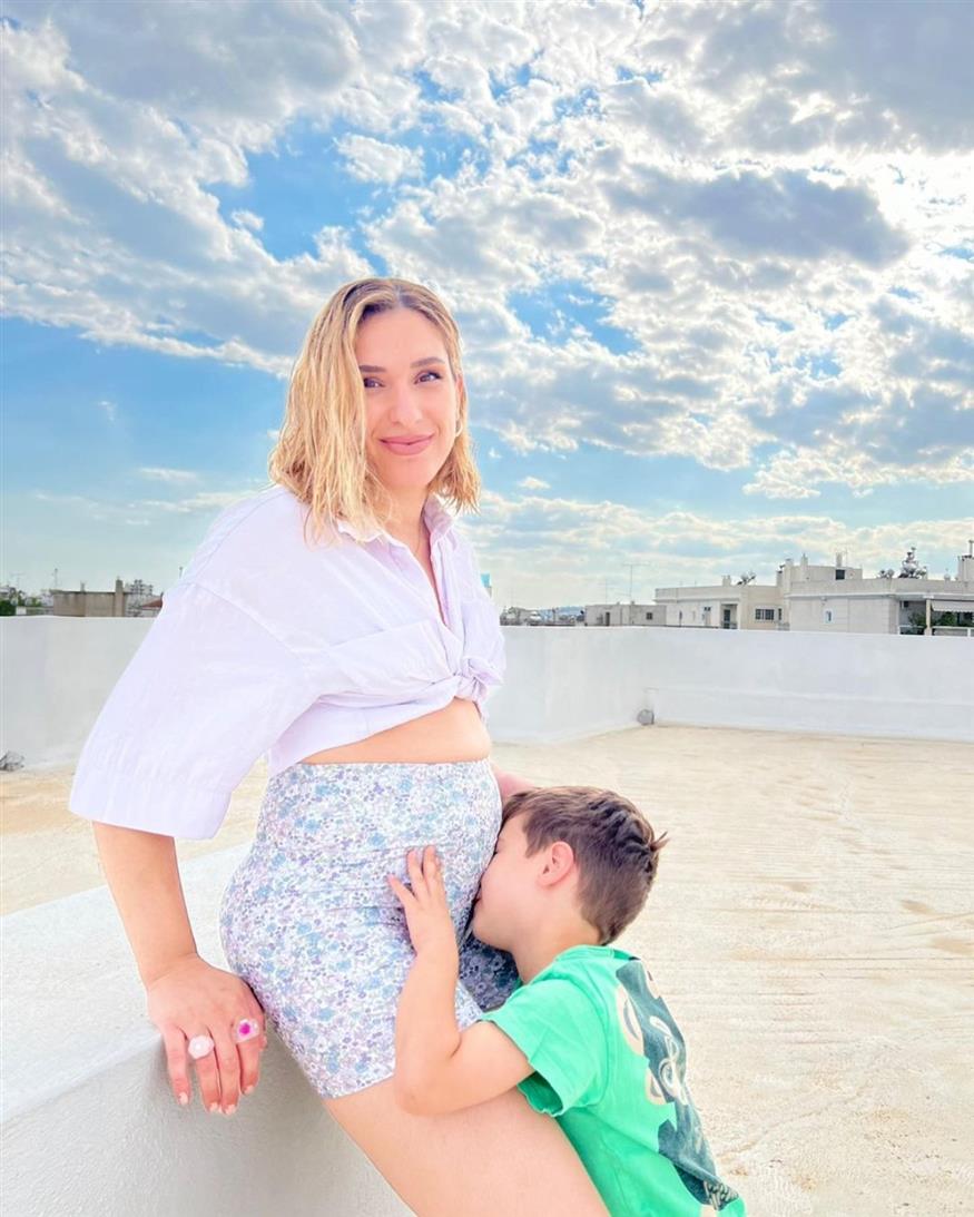 Η Αντιγόνη Ψυχράμη με τον γιο της, Χάρη (Copyright: Instagram)